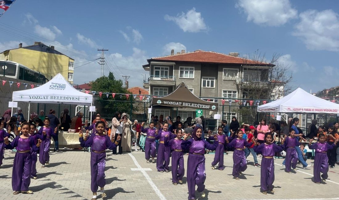 Okul-Aile Birliği tarafından organize edilen kermes, öğrenci, veli ve öğretmenlerin
