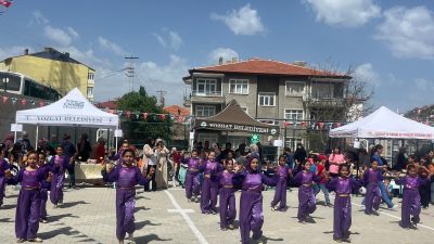 Okul-Aile Birliği tarafından organize edilen kermes, öğrenci, veli ve öğretmenlerin