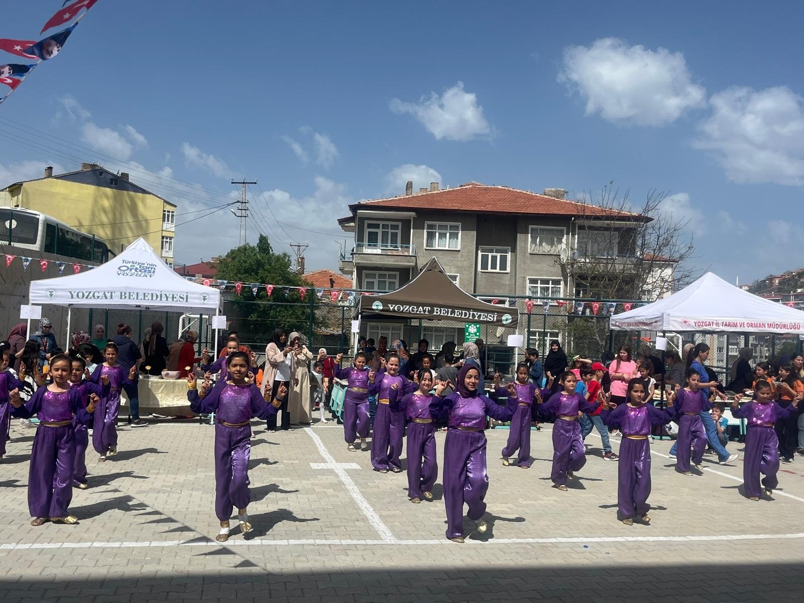 Okul-Aile Birliği tarafından organize edilen kermes, öğrenci, veli ve öğretmenlerin