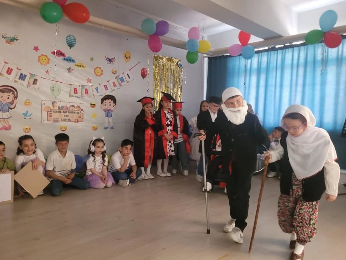 Milli Egemenlik İlkokulu 1/F sınıfı öğrencilerinin düzenlediği Okuma Bayramı Şenliği