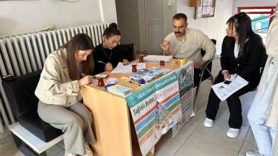 Yenifakılı Toplum Sağlığı Merkezi tarafından “Sağlıklı Yaşa” temasıyla açılan stantlarda