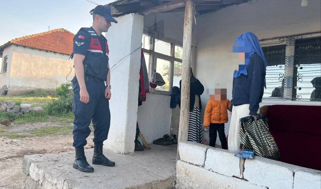 Yozgat İl Jandarma Komutanlığı ekipleri, Akdağmadeni’nde ihtiyaç sahibi çocuklara kıyafet