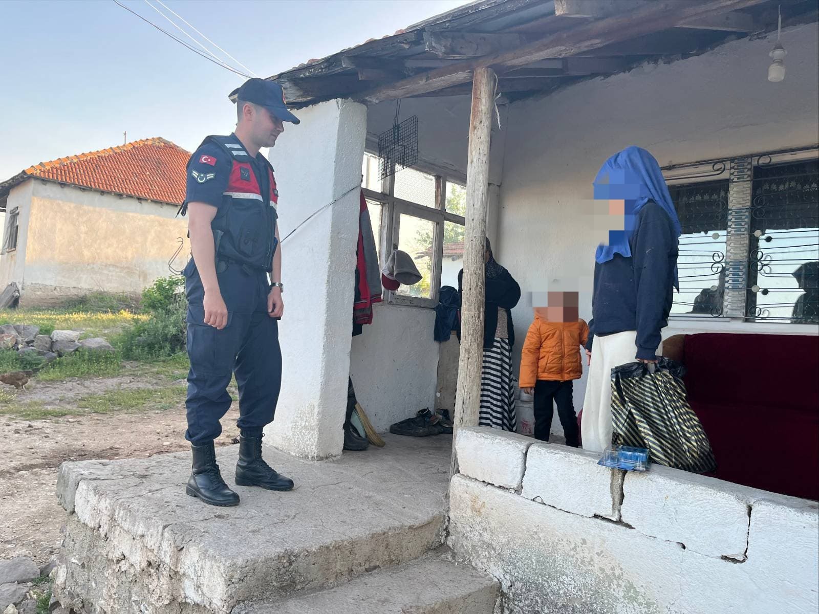 Yozgat İl Jandarma Komutanlığı ekipleri, Akdağmadeni’nde ihtiyaç sahibi çocuklara kıyafet