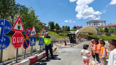 Yozgat İl Jandarma Komutanlığı Trafik Jandarması ekipleri, öğrencilere yönelik düzenlediği