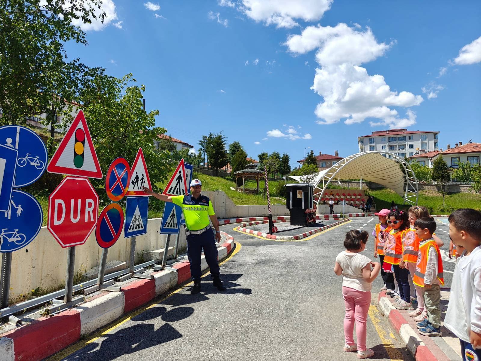 Yozgat İl Jandarma Komutanlığı Trafik Jandarması ekipleri, öğrencilere yönelik düzenlediği