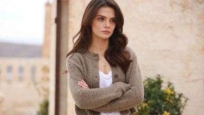 Uzak Şehir dizisindeki Alya karakteriyle büyük beğeni toplayan Sinem Ünsal,