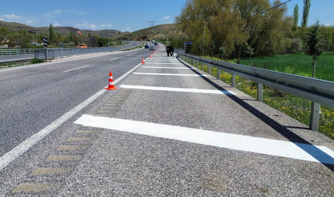 Karayolları ekipleri, Yozgat-Yerköy karayolunda yol çizgilerini yenileyerek sürücülerin güvenliğini artırdı.

