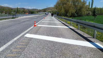 Karayolları ekipleri, Yozgat-Yerköy karayolunda yol çizgilerini yenileyerek sürücülerin güvenliğini artırdı.

