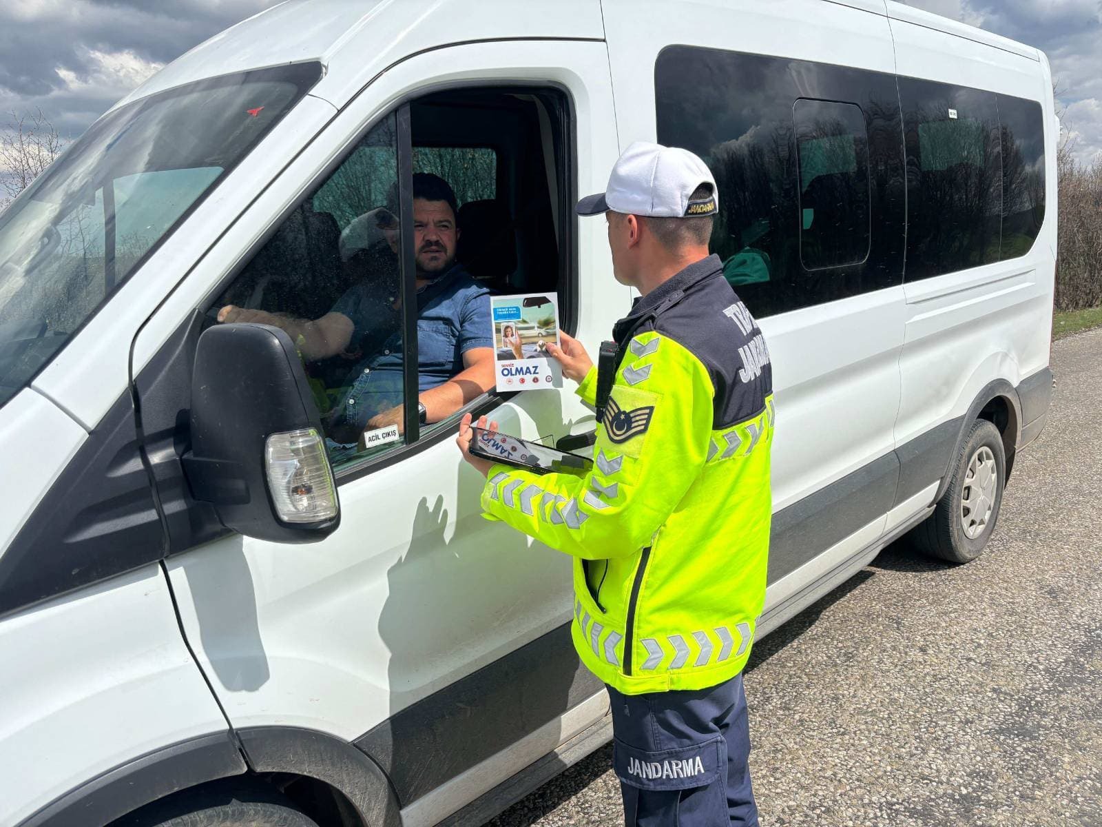 Boğazlıyan Jandarma Trafik ekipleri, yolcu taşıyan araçlara yönelik denetimde sürücüleri