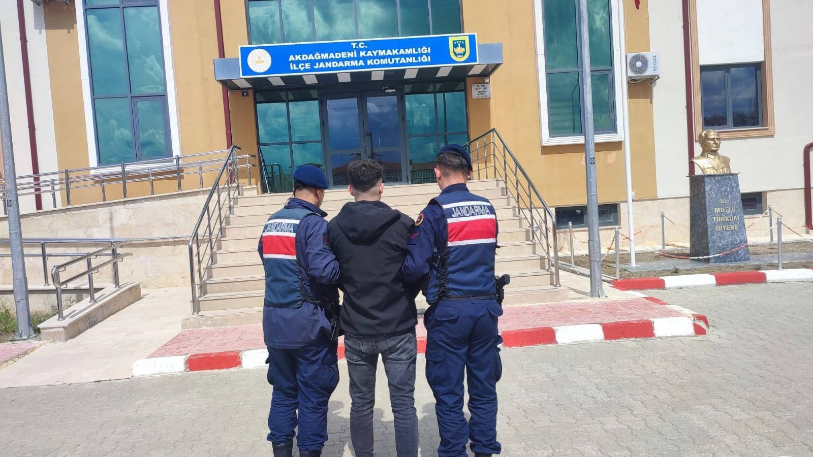 Yozgat'ın Akdağmadeni ilçesinde, hakkında "Kişiyi Hürriyetinden Yoksun Kılma" suçundan kesinleşmiş