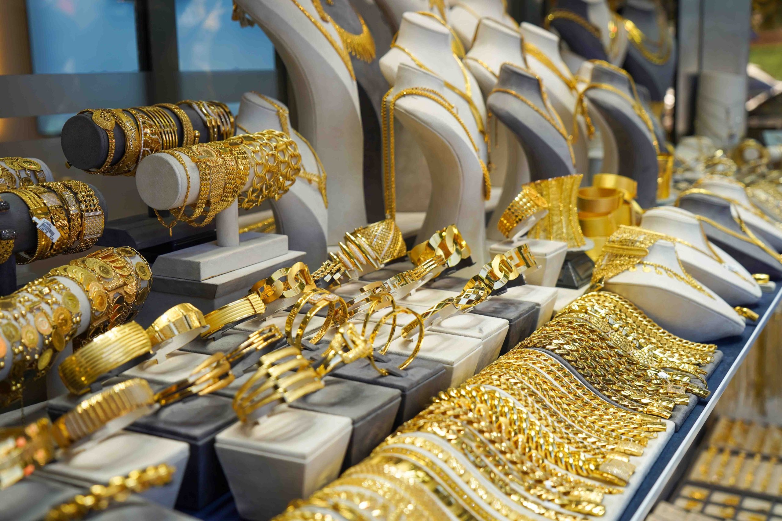 Küresel gerilimlerin azalması ve doların güçlenmesi, güvenli liman olarak bilinen