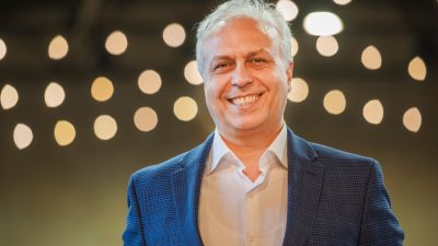 1969 doğumlu Asım Yıldırım, yayıncılık kariyerine Mersin Radyo Metropol'de başlamış