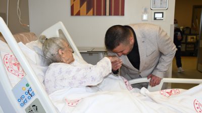 Yozgat Şehir Hastanesi’nde tedavi gören 93 yaşındaki Ulviye Sevimli, hastane