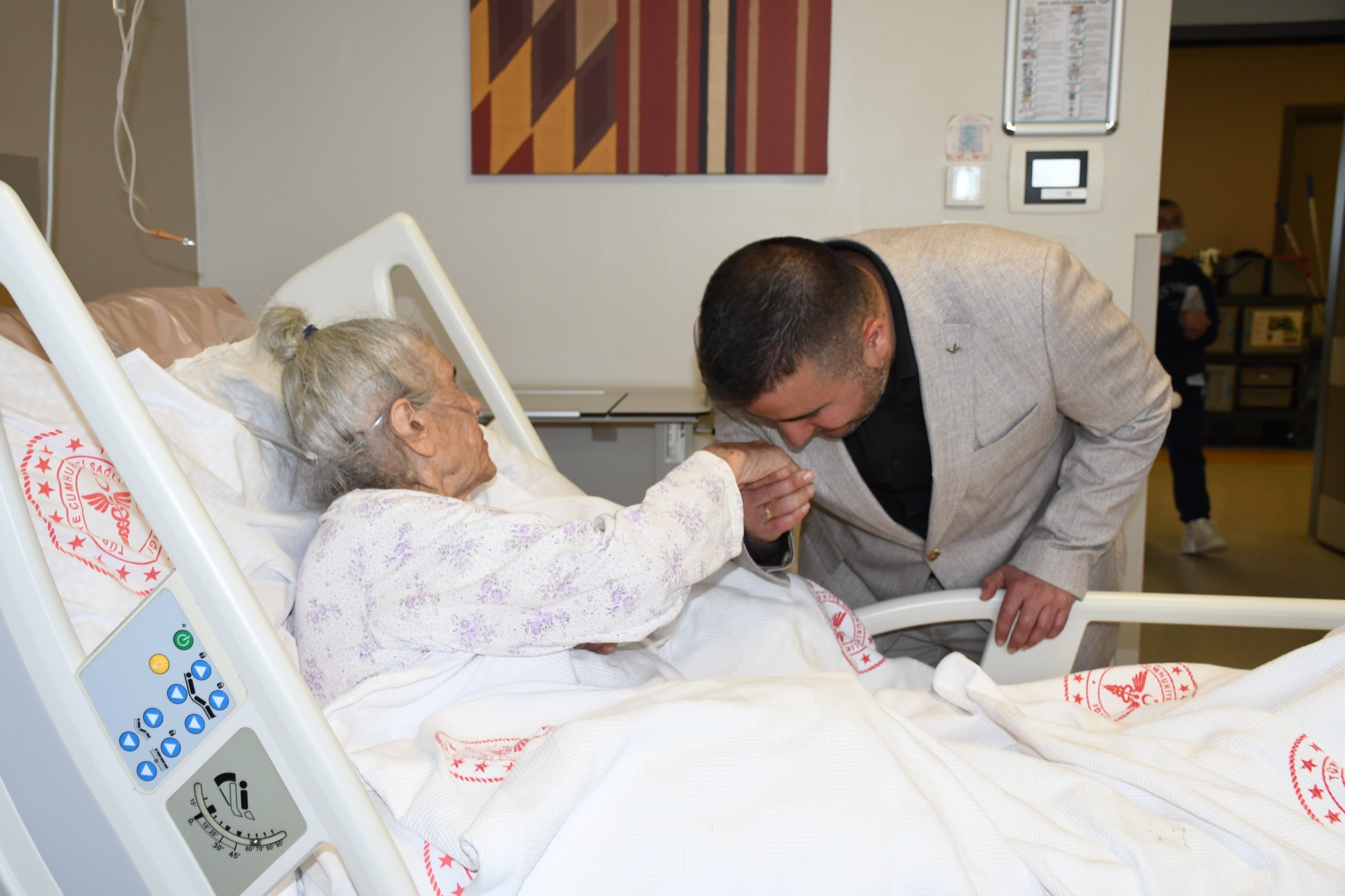 Yozgat Şehir Hastanesi’nde tedavi gören 93 yaşındaki Ulviye Sevimli, hastane