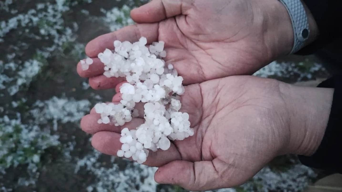 Yozgat’ta akşam saatlerinde etkili olan sağanak yağış, yüksek kesimlerde doluya
