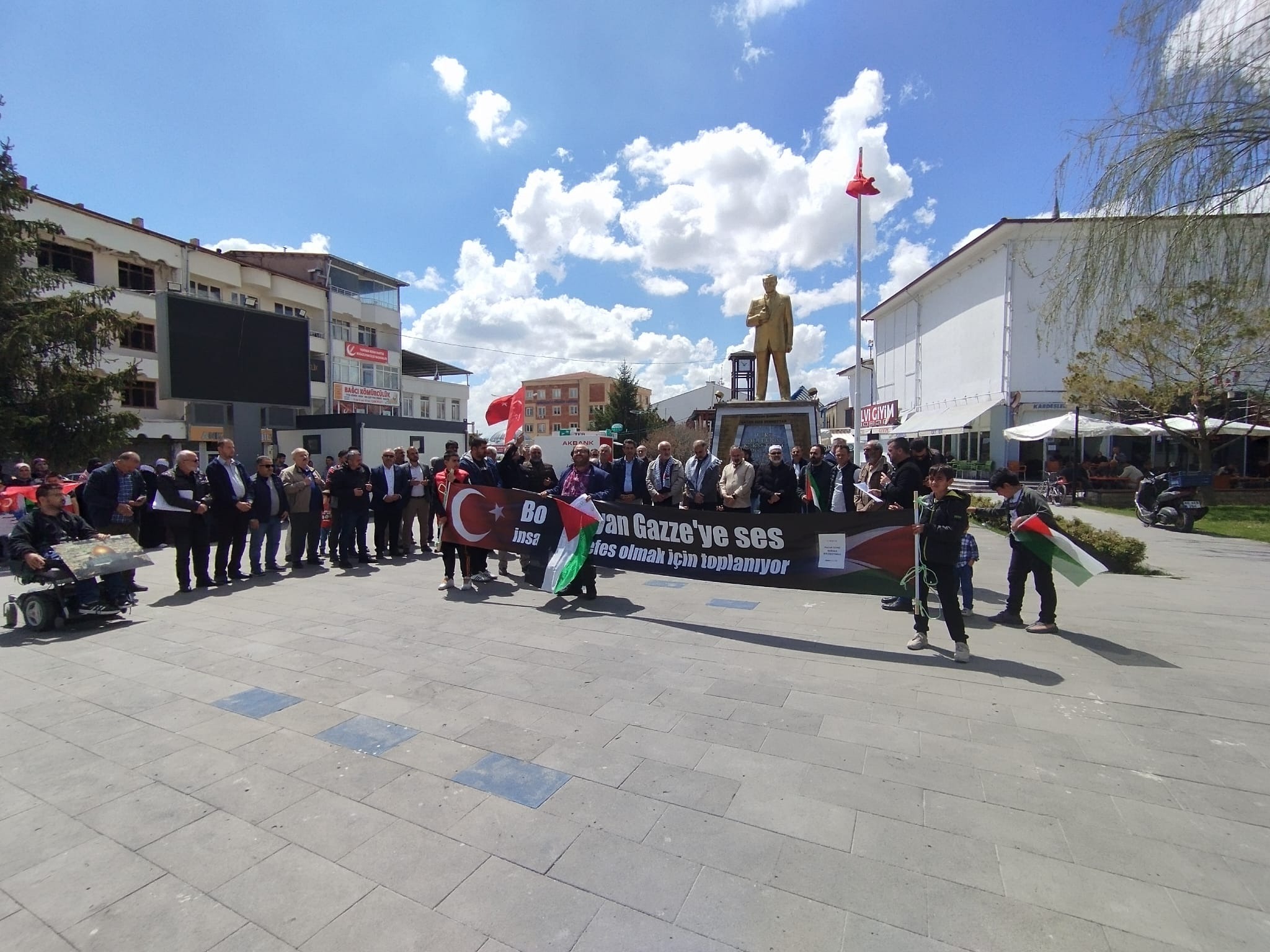 Boğazlıyan Gönüllüleri Platformu öncülüğünde düzenlenen yürüyüşte, yüzlerce kişi Filistin’e destek