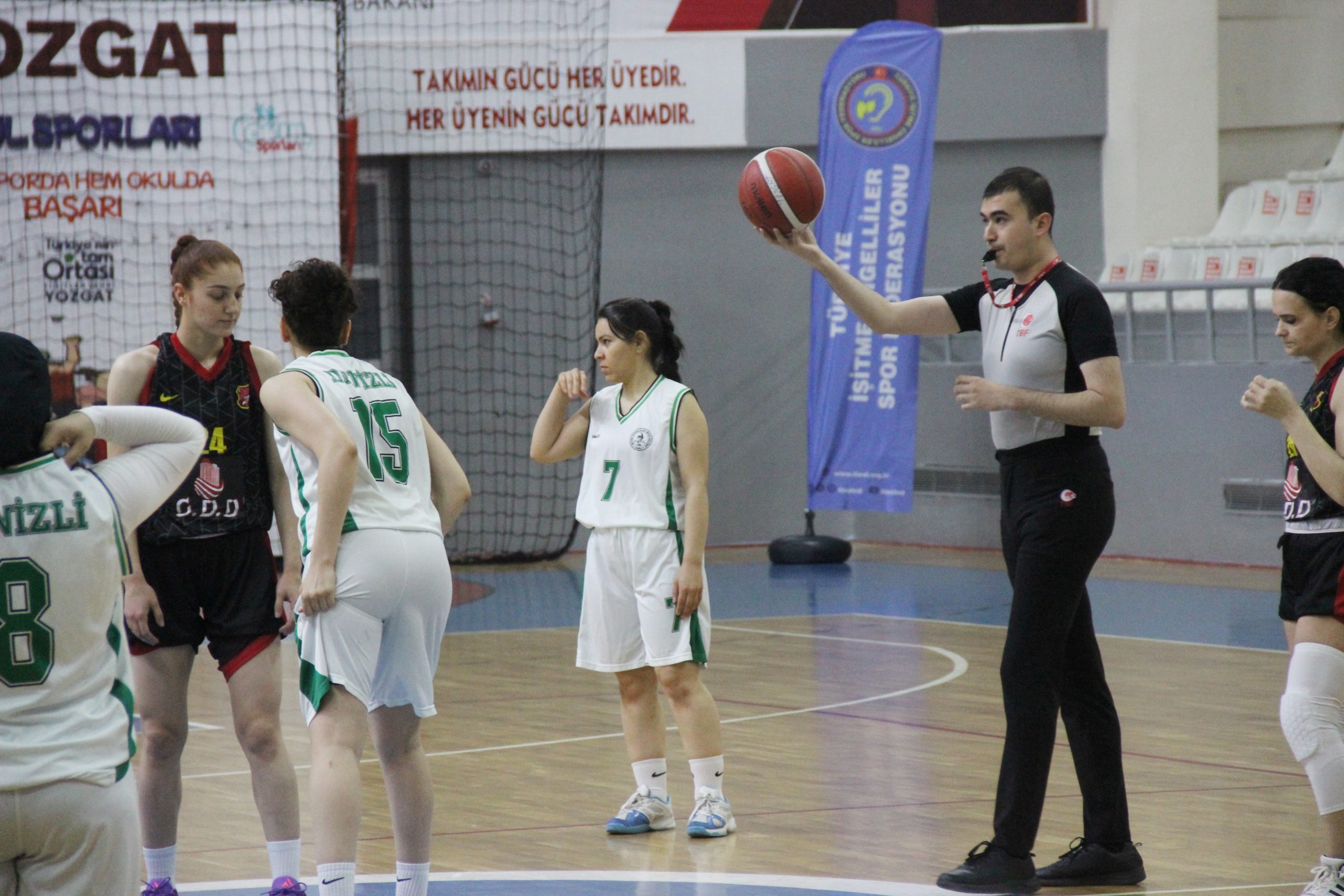 Kadın ve erkek basketbol takımlarının yer aldığı İşitme Engelliler Türkiye