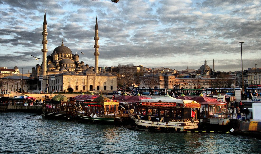 İstanbul, tarih boyunca birçok medeniyete ev sahipliği yapmış, kıtaları birleştiren