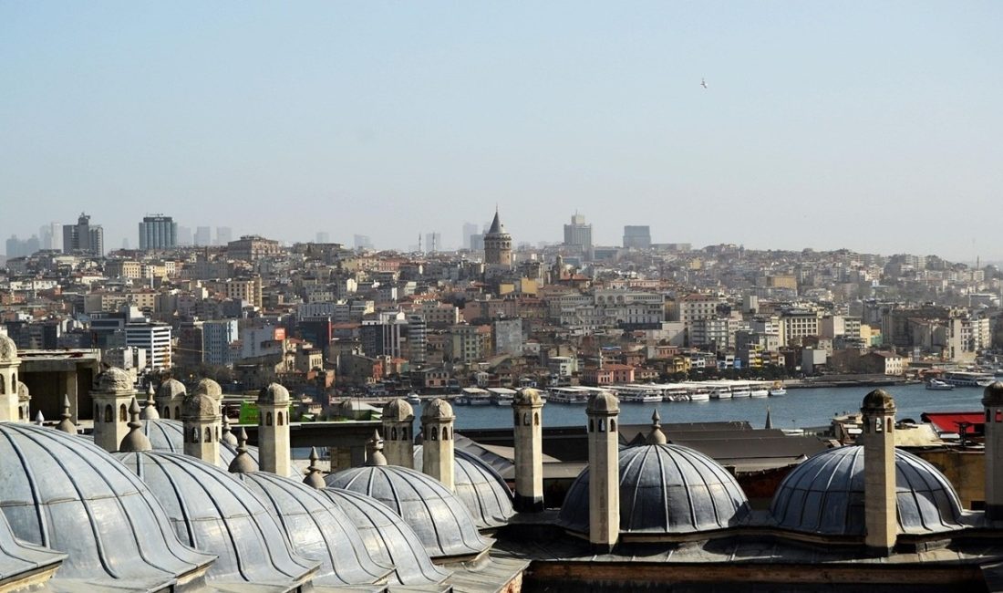 İstanbul, iki kıtayı birbirine bağlayan, tarihi ve kültürel zenginlikleriyle büyüleyen