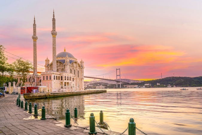 İstanbul, tarih boyunca farklı medeniyetlere ev sahipliği yapmış, stratejik konumu