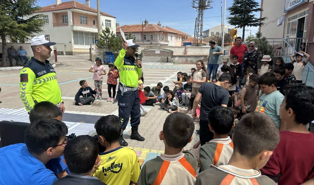 Trafik Haftası kapsamında Yozgat İl Jandarma Komutanlığı trafik ekipleri, öğrencilere