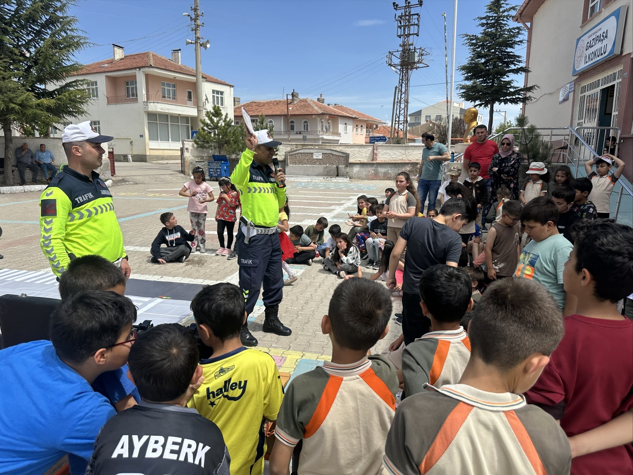 Trafik Haftası kapsamında Yozgat İl Jandarma Komutanlığı trafik ekipleri, öğrencilere