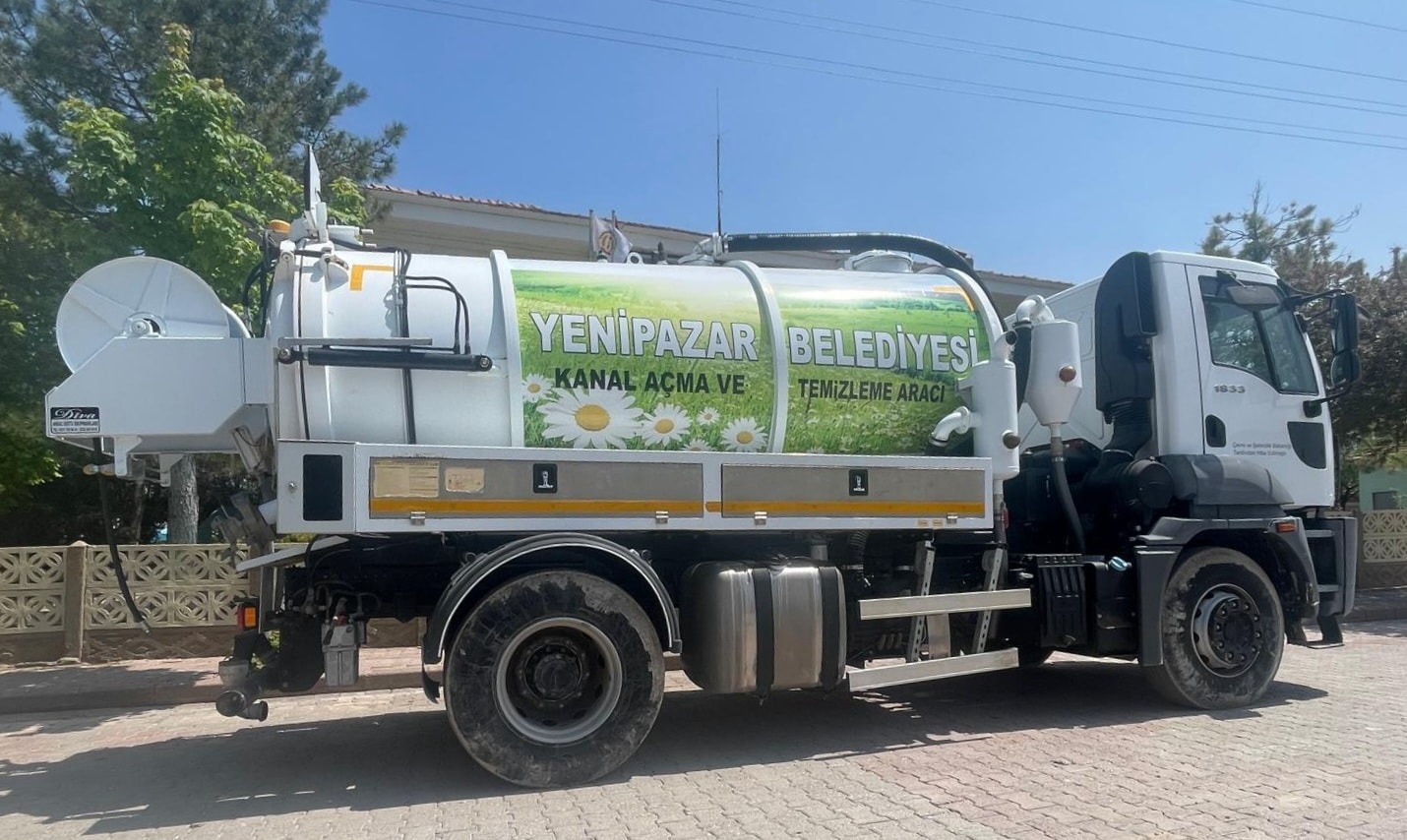 Yenipazar Belediye Başkanı Mustafa Özer, kanal temizleme aracına yeni ekipman