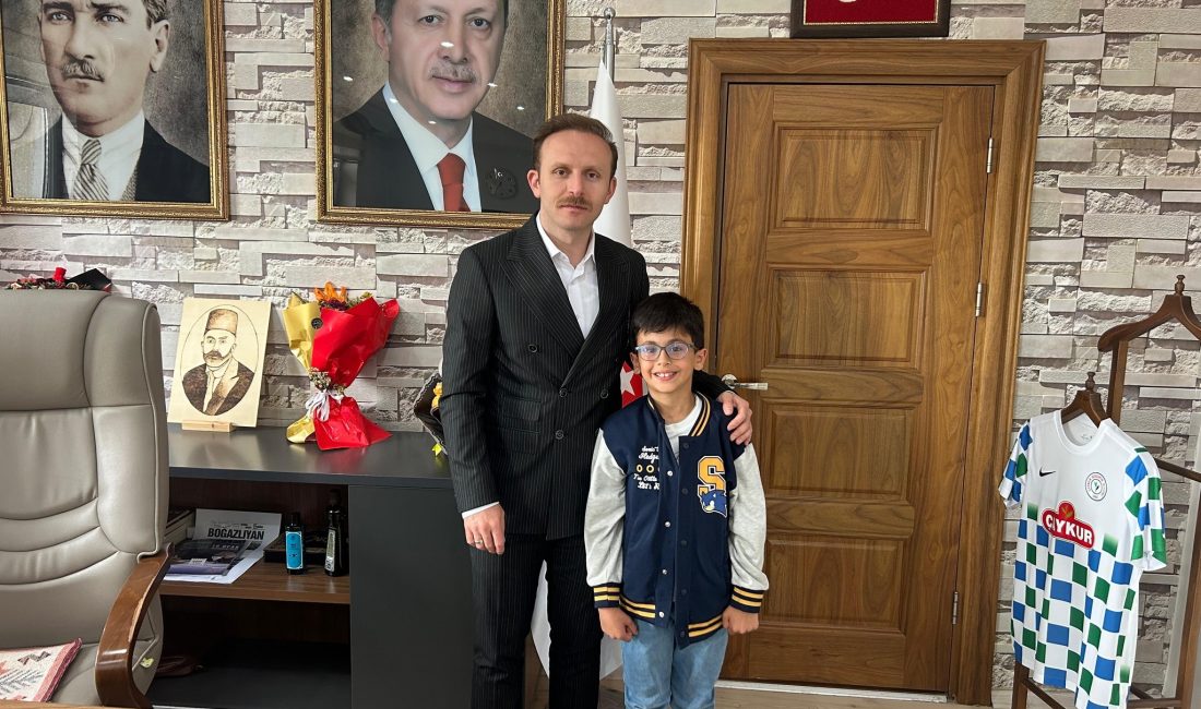 Boğazlıyan Kaymakamı Aydın Yanık, Fatih İlkokulu öğrencisi Ömer Şamil Soydoğan