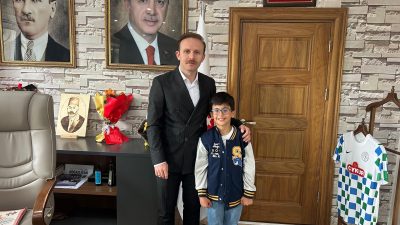 Boğazlıyan Kaymakamı Aydın Yanık, Fatih İlkokulu öğrencisi Ömer Şamil Soydoğan