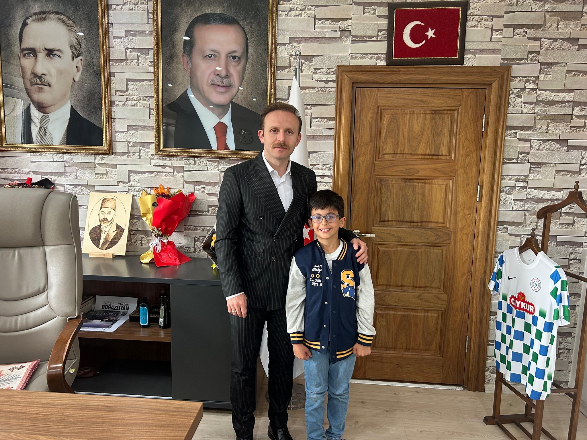 Boğazlıyan Kaymakamı Aydın Yanık, Fatih İlkokulu öğrencisi Ömer Şamil Soydoğan