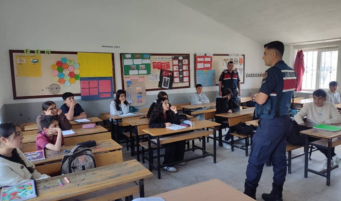 Yozgat İl Jandarma Komutanlığı ekipleri, Saraykent ilçesindeki iki okulda öğrencilere