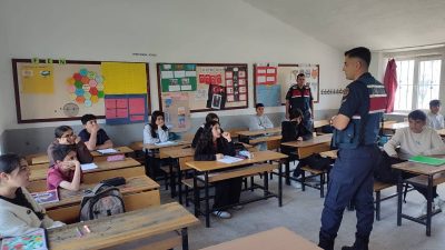 Yozgat İl Jandarma Komutanlığı ekipleri, Saraykent ilçesindeki iki okulda öğrencilere