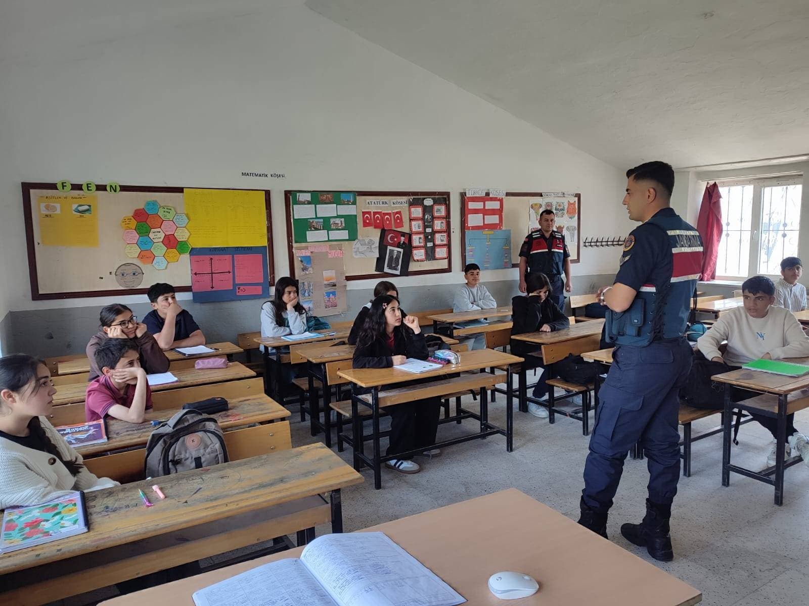 Yozgat İl Jandarma Komutanlığı ekipleri, Saraykent ilçesindeki iki okulda öğrencilere