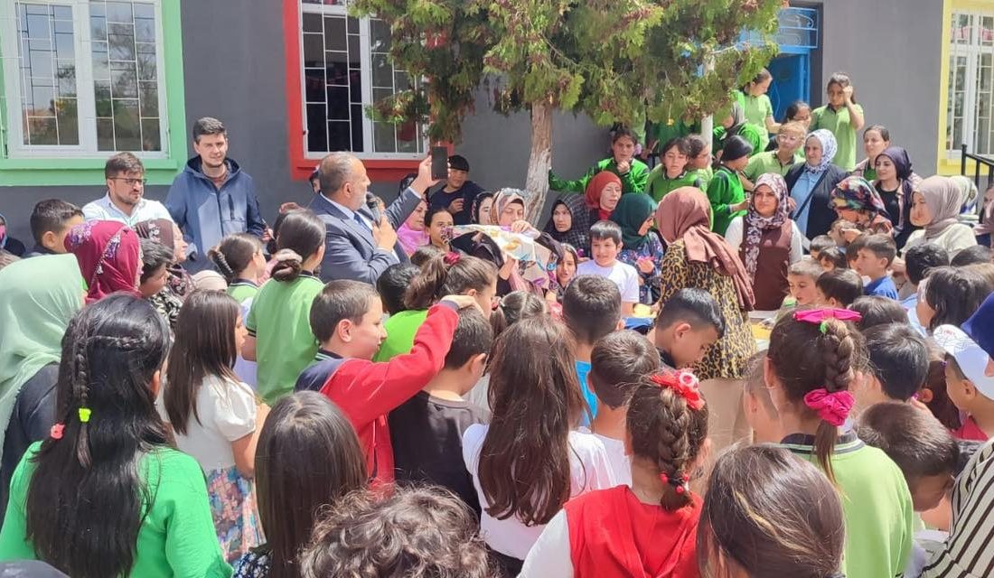 Ovakent Belediye Başkanı Tuncay Erdoğan, Anneler Günü kapsamında düzenlenen okul