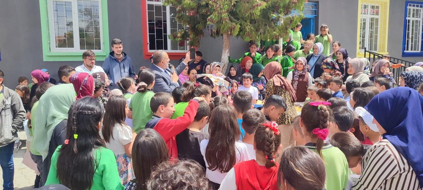 Ovakent Belediye Başkanı Tuncay Erdoğan, Anneler Günü kapsamında düzenlenen okul