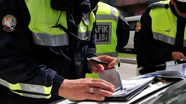 İçişleri Bakanı Ali Yerlikaya, trafikte kurallara uymayan sürücülere yönelik para