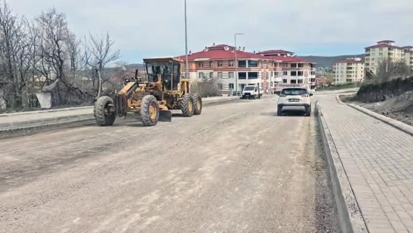 Hava şartları nedeniyle yarım kalan asfaltlama çalışmaları, Yozgat Belediyesi ekipleri