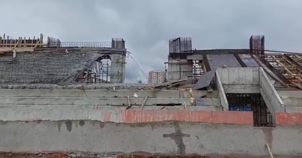Yozgat’ta yapımı süren Bozok Şehir Stadı inşaatında tribünlerden biri çöktü.