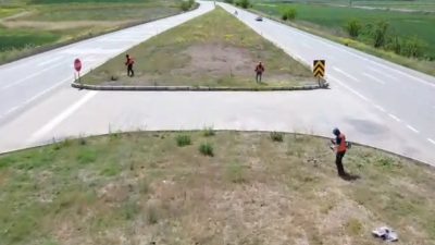 Karayolları ekipleri, Yerköy-Sekili mevkiinde yabani ot temizliği yaparak hem görüş