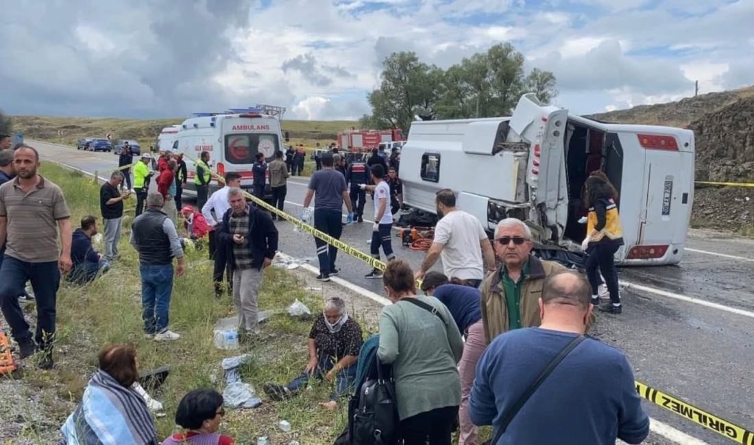 Yozgat’ın Akdağmadeni ilçesinde taziye dönüşü devrilen otobüste 3 kişi hayatını