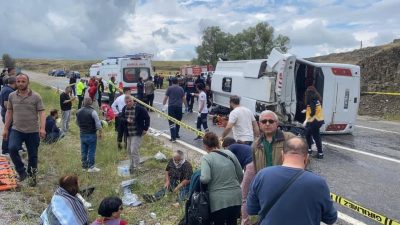 Yozgat’ın Akdağmadeni ilçesinde taziye dönüşü devrilen otobüste 3 kişi hayatını