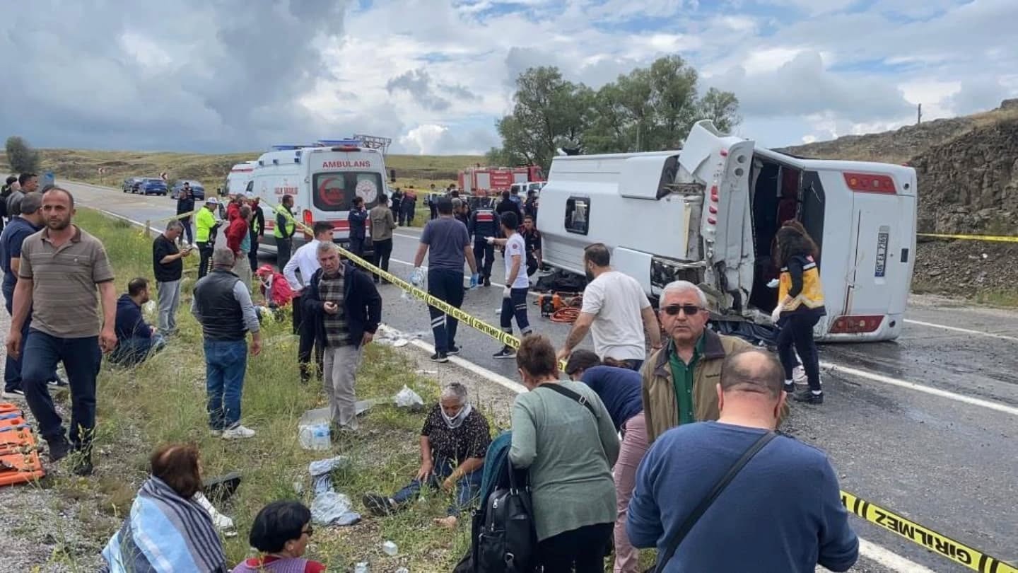 Yozgat’ın Akdağmadeni ilçesinde taziye dönüşü devrilen otobüste 3 kişi hayatını