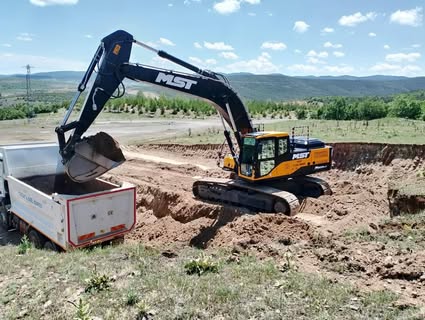 Yozgat İl Özel İdaresi ekipleri, Üçkaraağaç Köyü’nde ulaşım kalitesini artırmak