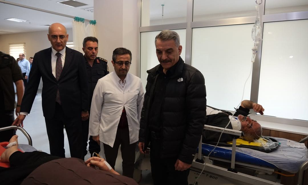 Vali Mehmet Ali Özkan, Akdağmadeni'nde Trafik Kazası Sonrası Yaralıları Hastanede
