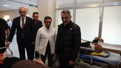 Vali Mehmet Ali Özkan, Akdağmadeni'nde Trafik Kazası Sonrası Yaralıları Hastanede