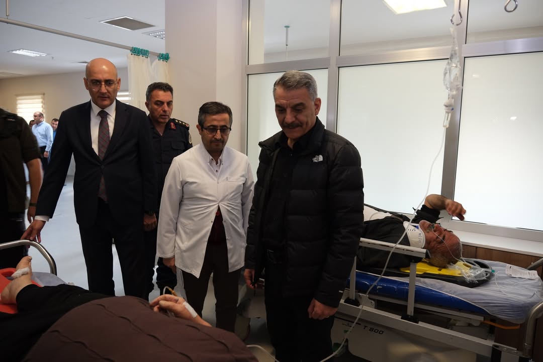 Vali Mehmet Ali Özkan, Akdağmadeni'nde Trafik Kazası Sonrası Yaralıları Hastanede