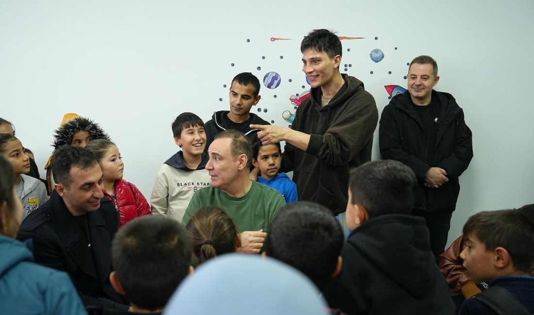 Siyah Bere Dizisi Ekibi Gaziantep’te Depremde Zarar Görmüş Okula Kütüphane