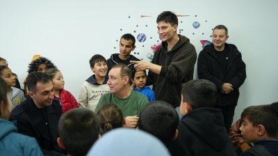 Siyah Bere Dizisi Ekibi Gaziantep’te Depremde Zarar Görmüş Okula Kütüphane