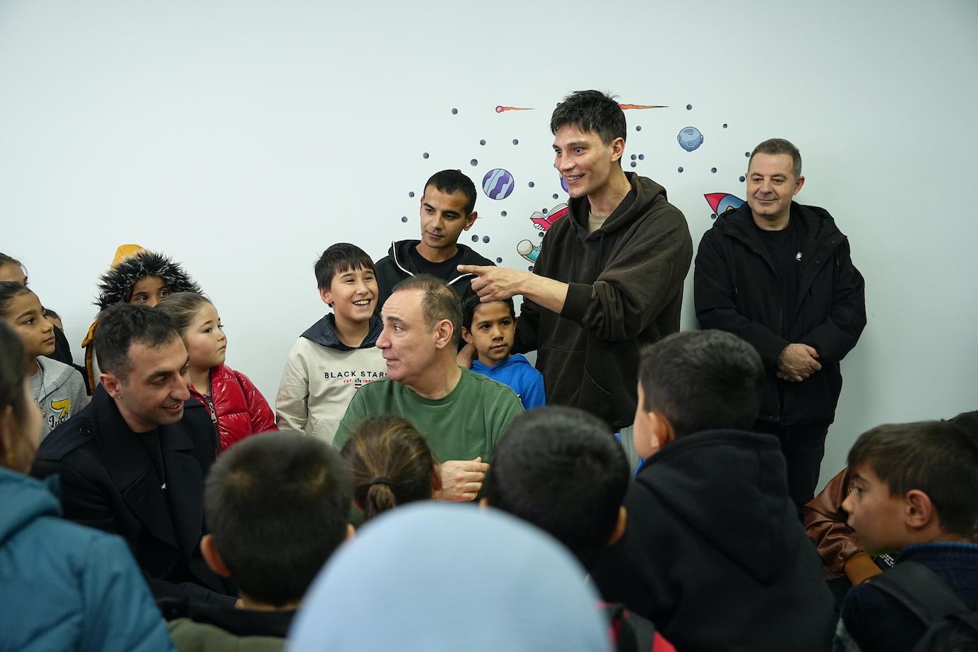 Siyah Bere Dizisi Ekibi Gaziantep’te Depremde Zarar Görmüş Okula Kütüphane