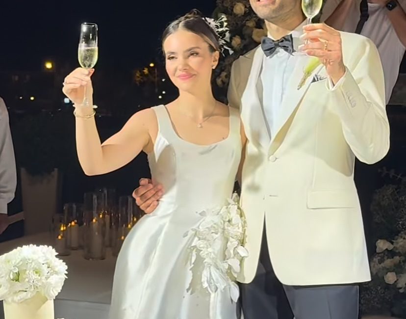 Ünlü oyuncu İclal Aydın’ın yazdığı ve başrolünde yer aldığı “Üç